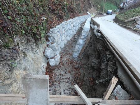 Jugov graben med deli